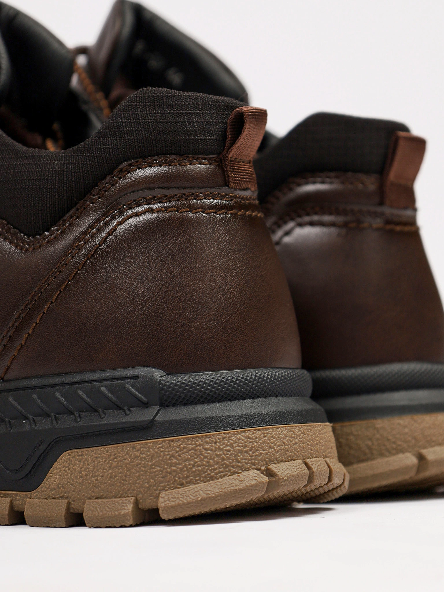 Ботинки коричневого цвета на низкой рельефной подошве